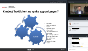 Mężczyzna prowadzący szkolenie online