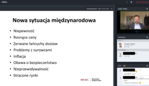 Mężczyzna prowadzący szkolenie online